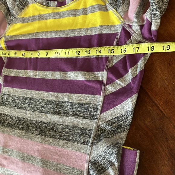 Lululemon Athletica w Thumbholes - Picture 9 of 11